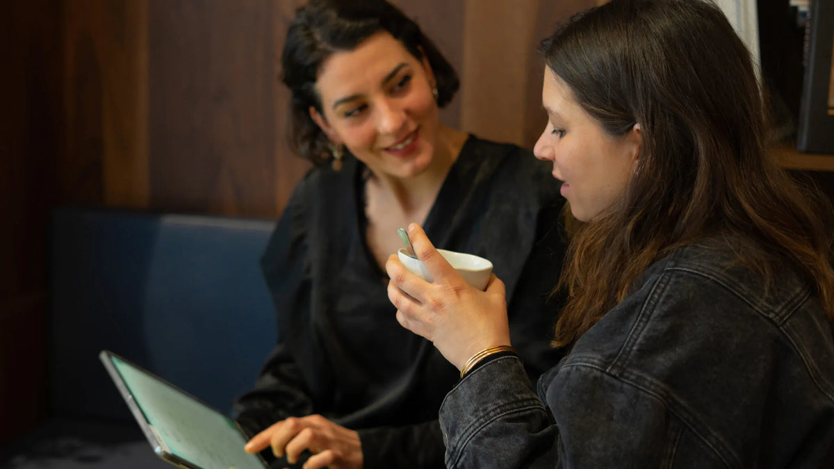 Constance en consultation avec une cliente pour échanger sur ses envies et besoins avant le rendez-vous.