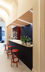 L'espace catering du salon de coiffure Vania Laporte où l'on peut s'assoir pour patienter ou boire un café.
