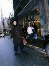 Vania marchant Rue Vital Carles avant qu'il n'y ait le tramway dans la rue du salon de coiffure