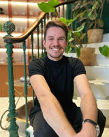 Portrait de Baptiste sur les escaliers du salon Eponyme Bordeaux