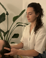 Pauline louant une cabine pour faire des headspa à Eponyme Bordeaux