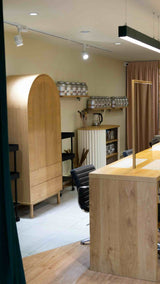 Salon de coiffure à Eponyme à Caudéran où l'on voit un poste de coiffage et en arrière-plan les étagères avec les pots de colorations végétales