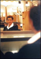 Vania Laporte se regardant dans le miroir dans son ancien salon de coiffure